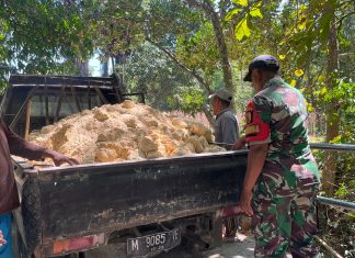 Bakti TNI AD, Serma Irwanto Drop Material Pasir untuk Pembangunan Jembatan Armco