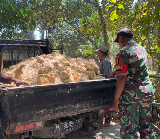 Bakti TNI AD, Serma Irwanto Drop Material Pasir untuk Pembangunan Jembatan Armco