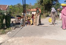 Bakti TNI, Babinsa Koramil 04/Bluto Bersama Warga Pasang Bekisting Tiang Pembatas Jembatan Aramco