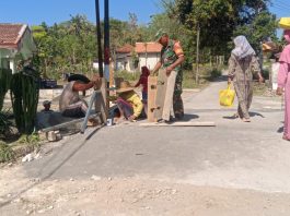 Bakti TNI, Babinsa Koramil 04/Bluto Bersama Warga Pasang Bekisting Tiang Pembatas Jembatan Aramco
