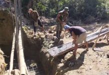 Bakti TNI AD Untuk Rakyat, Sertu Dadang Manfaatkan Mesin Molen untuk Percepat Pengecoran Pondasi Jembatan
