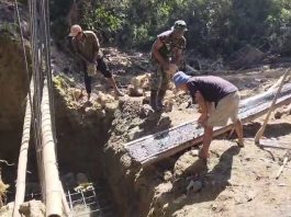 Bakti TNI AD Untuk Rakyat, Sertu Dadang Manfaatkan Mesin Molen untuk Percepat Pengecoran Pondasi Jembatan