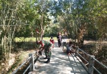 Bakti TNI AD Babinsa Koramil Rubaru Dampingi Pembangunan Jembatan Armco Tahap VI di Desa Matanair