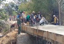Lantai Jembatan Mulai Dicor, Warga Tambaksari Sumenep Ramai-Ramai Turun Tangan