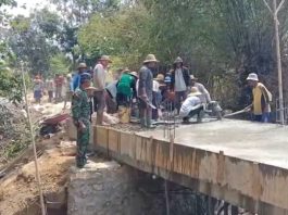 Lantai Jembatan Mulai Dicor, Warga Tambaksari Sumenep Ramai-Ramai Turun Tangan