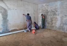Rehab Sekolah di Pragaan Terus Dikebut, Plafon dan Keramik Mulai Dipasang