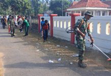 Bakti TNI AD Gerakkan Gotong Royong, Puskesmas Masalembu Dibersihkan Bersama