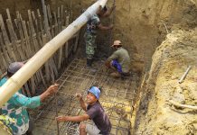 Pondasi Jembatan di Pasongsongan Mulai Dicor, TNI dan Warga Gotong Royong