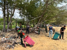 Program Bakti TNI AD Untuk Rakyat, Danramil 0827/15 Batu Putih Ajak Warga Bersihkan Pantai Badur