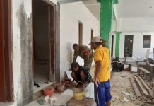 TNI dan Warga Kompak Benahi Madrasah Mathlabul Ulum di Pragaan