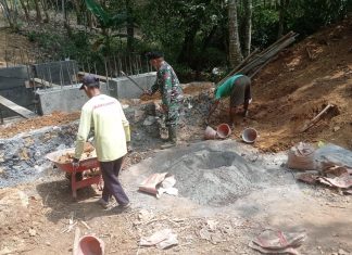 Bakti TNI AD di Wilayah Madura, Koptu Luky Bersama Warga Gotong Royong Timbun Pondasi Jembatan