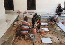 TNI dan Warga Kebut Rehab Madrasah di Pragaan, Halaman Kelas Dipermak