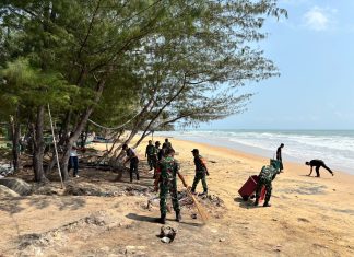 Pantai Badur Dibersihkan, TNI dan Warga Kompak Angkat Sampah