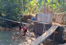 Bakti TNI AD Bangun Jembatan Penghubung Pragaan Laok-Prenduan
