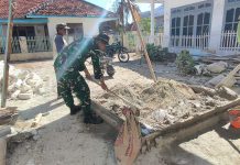 Babinsa Koramil 0827/21 Raas Serda Yudi Perkuat Semangat Gotong Royong Bersama Warga Karang Nangka