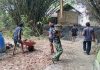 Babinsa Koramil Gapura Bersama Warga Mulai Pemasangan Batu Pada Tebing Jembatan Pabuluwan melalui Program Bakti TNI AD