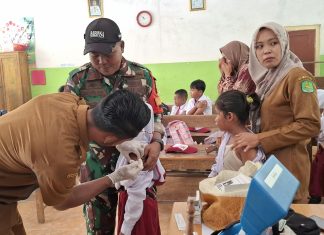 TNI di Kepulauan Giligenting Dampingi Bidan Imunisasi Anak Sekolah di SDN 2 Gedungan