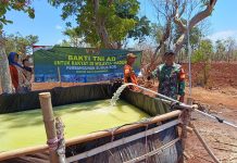Berkat Bakti TNI AD Untuk Rakyat, Sertu Andik Cek Ketersediaan Air Sumur Bor untuk Warga Desa Poteran
