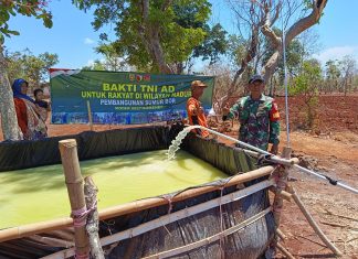 Berkat Bakti TNI AD Untuk Rakyat, Sertu Andik Cek Ketersediaan Air Sumur Bor untuk Warga Desa Poteran