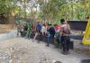 Bakti TNI AD Babinsa Bersama Warga Kompak Turunkan Besi WF Jembatan di Desa Ambunten Tengah