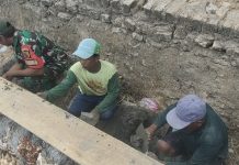 TNI Bersama Warga Gotong Royong Pembuatan Saluran Irigasi di Kecamatan Saronggi