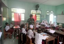 Babinsa Sapeken Tanamkan Wawasan Kebangsaan kepada Siswa SDN Sapanjang