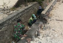 Warga Langsar dan Babinsa Gotong Royong Bangun Saluran Irigasi