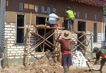 Wujud Kepedulian kepada Warga, Babinsa Ambunten Bantu Plester Rumah Warga