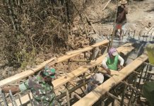 Dukung Kelancaran Akses Warga, Babinsa Lenteng Dampingi Pembangunan Jembatan Padenan