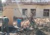 Semangat Gotong Royong, Babinsa Saronggi Bantu Pembangunan Rumah Warga