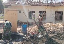 Semangat Gotong Royong, Babinsa Saronggi Bantu Pembangunan Rumah Warga