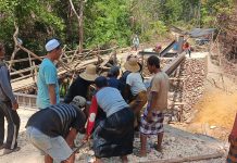 Bhakti TNI AD, Pemasangan Besi WF Jembatan di Desa lanjuk Hampir Rampung Babinsa Koramil 03/Manding Dongkrak Akses Perekonomian Warga Madura