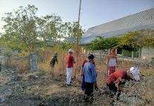 Babinsa Koramil Raas Bersama Forkopimca Bersihkan Semak Belukar di Pasar Rakyat Desa Brakas