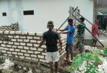 Babinsa Sertu Muharam Bantu Warga Bangun Rumah, Wujudkan Kepedulian TNI kepada Masyarakat