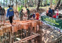 Bhakti TNI AD, Babinsa dan Warga Cor Tiang Pondasi Jembatan Masyarakat Sejahtera