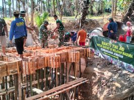 Bhakti TNI AD, Babinsa dan Warga Cor Tiang Pondasi Jembatan Masyarakat Sejahtera