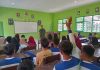Babinsa Sapeken Tanamkan Wawasan Kebangsaan kepada Pelajar SMPN 1 Sapeken