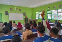 Babinsa Sapeken Tanamkan Wawasan Kebangsaan kepada Pelajar SMPN 1 Sapeken