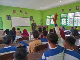 Babinsa Sapeken Tanamkan Wawasan Kebangsaan kepada Pelajar SMPN 1 Sapeken