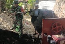 Babinsa Saronggi Bersama Warga Kerja Bakti Cor Jalan Desa