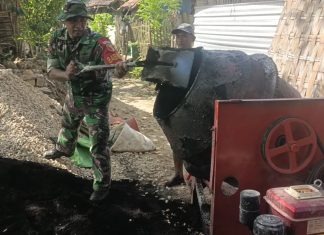 Babinsa Saronggi Bersama Warga Kerja Bakti Cor Jalan Desa