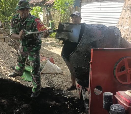 Babinsa Saronggi Bersama Warga Kerja Bakti Cor Jalan Desa