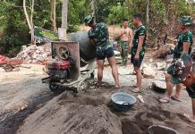 Bhakti TNI Untuk Rakyat, Babinsa Bersama Warga Cor Bantalan Tiang Besi WF Jembatan di Desa Lanjuk Madura