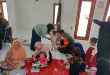 Babinsa Saronggi Dampingi Bidan Desa Laksanakan Posyandu Balita dan Lansia
