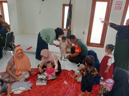 Babinsa Saronggi Dampingi Bidan Desa Laksanakan Posyandu Balita dan Lansia