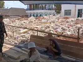 Babinsa Sertu Sunardi Bantu Warga Rakit Besi untuk Pondasi Rumah
