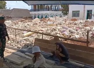 Babinsa Sertu Sunardi Bantu Warga Rakit Besi untuk Pondasi Rumah
