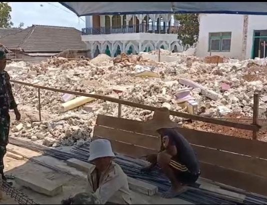 Babinsa Sertu Sunardi Bantu Warga Rakit Besi untuk Pondasi Rumah