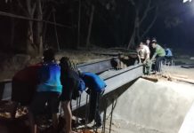 Kejar Target, TNI dan Warga Lembur Bangun Jembatan di Ambunten Sumenep