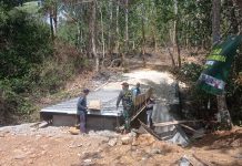 Bakti TNI AD Babinsa Gapura Bersama Tukang Kerjakan Pembatas Cor dan Dinding Sayap